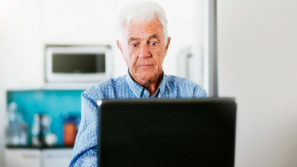 Mayor de 65 años revisando información fiscal sobre donación de vivienda habitual exenta de IRPF