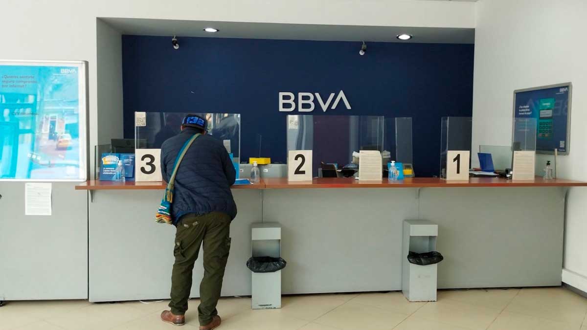 cliente en oficina de BBVA consultando cuentas nómina con promociones bancarias en marzo de 2026
