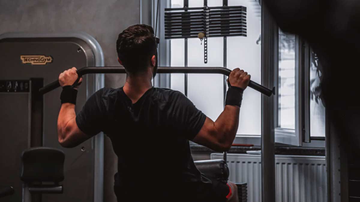 Trabajador entrenando en un gimnasio durante una baja laboral, caso relacionado con despido disciplinario