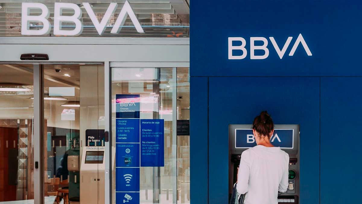 Sucursal de BBVA con cliente usando cajero durante promoción de hasta 150 euros por abrir cuenta online