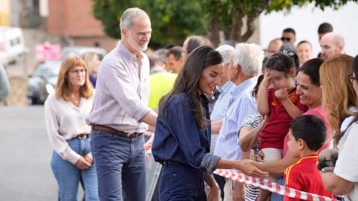 Reina Letizia y Felipe VI saludan a ciudadanos durante su visita oficial a Jaén en el acto del 1200 aniversario