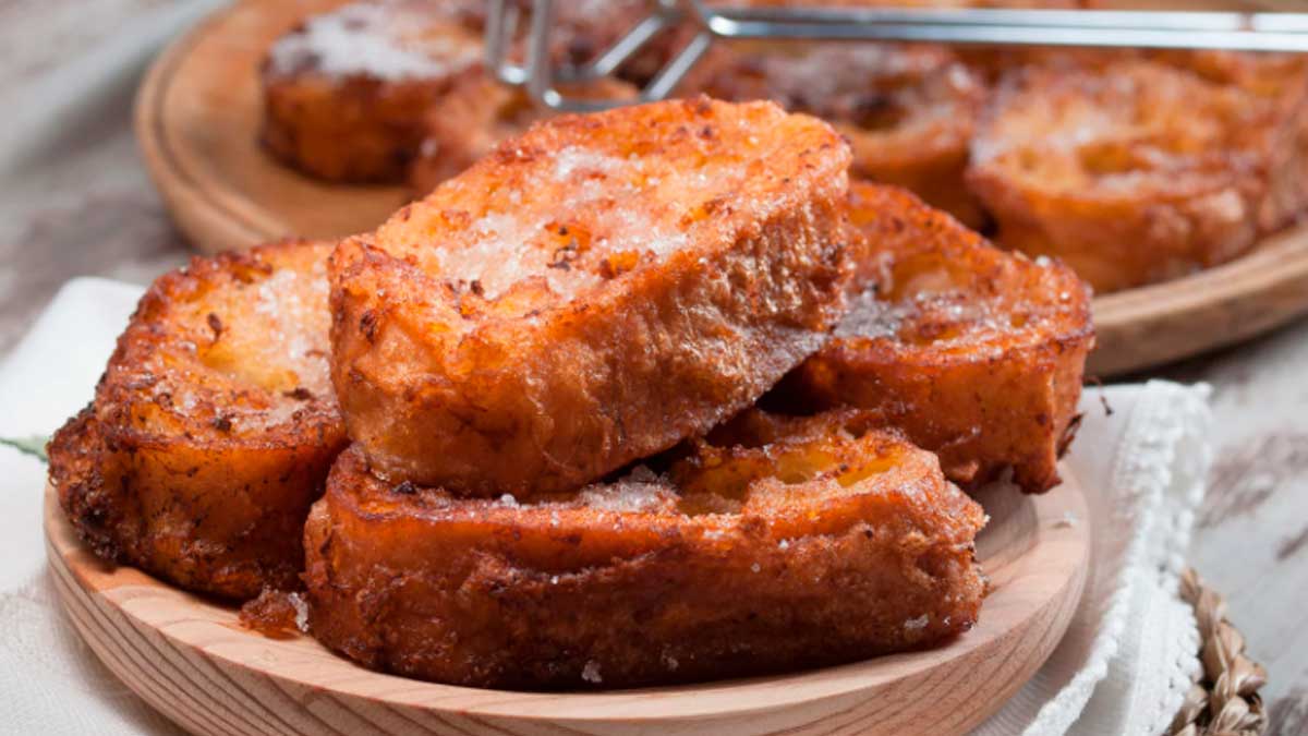 Torrijas caseras espolvoreadas con azúcar en un plato, postre tradicional de Semana Santa
