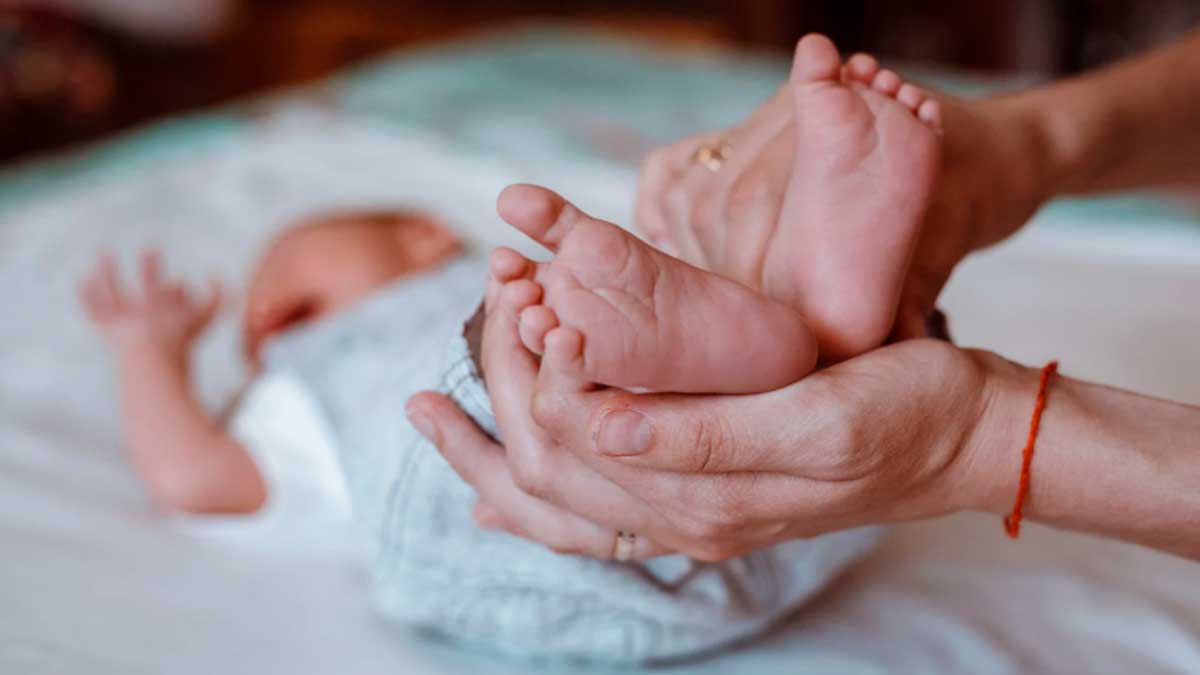 Bebé recién nacido con sus padres ayuda 500 euros por hijo capital andaluza