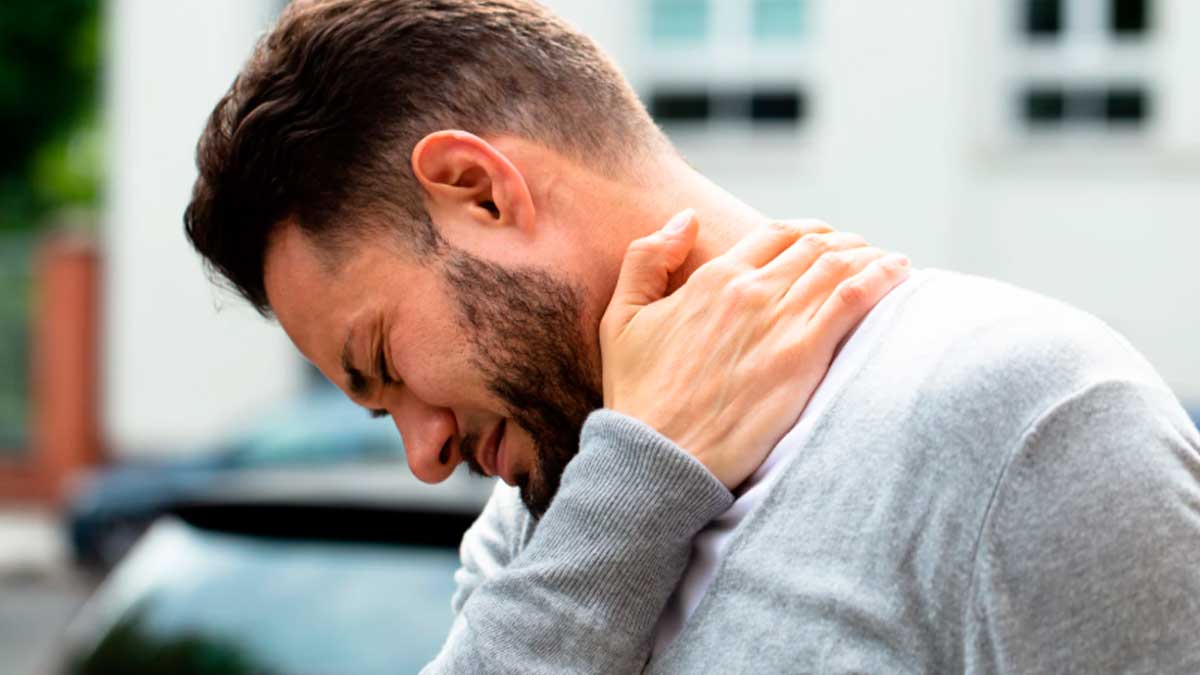 Trabajador con dolor cervical en baja laboral que no puede volver al trabajo
