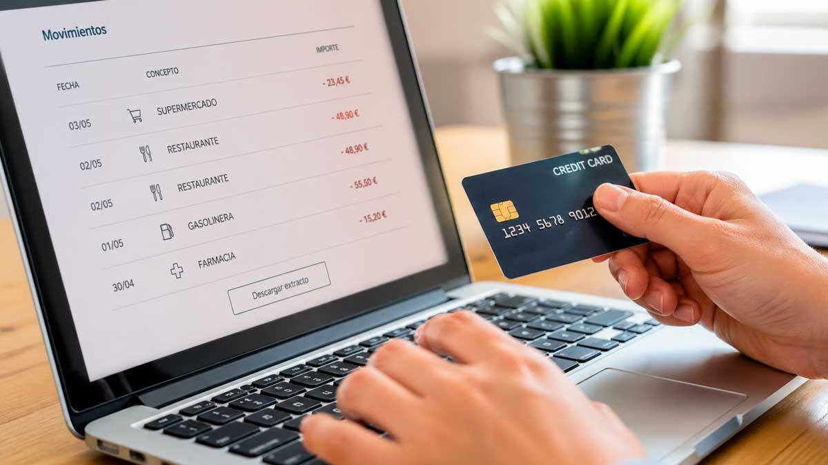 Usuario revisando movimientos bancarios en portátil tras detectar un cargo duplicado en su tarjeta