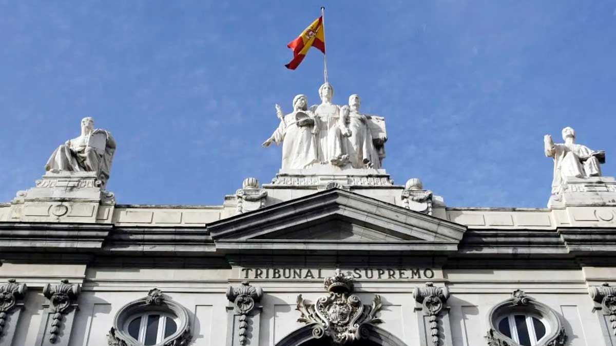 Fachada del Tribunal Supremo en España donde se establece el pago de horas extra por cursos obligatorios fuera de la jornada