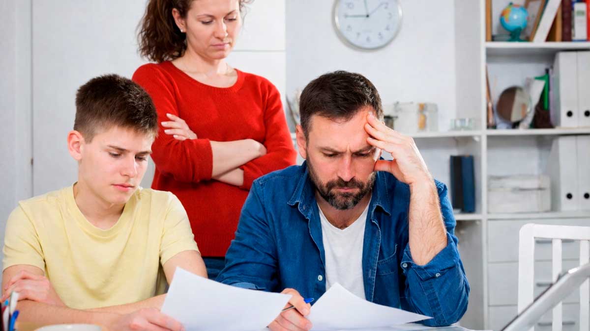 Familia revisando documentos de la declaración de la Renta obligatoria para beneficiarios del Ingreso Mínimo Vital en España