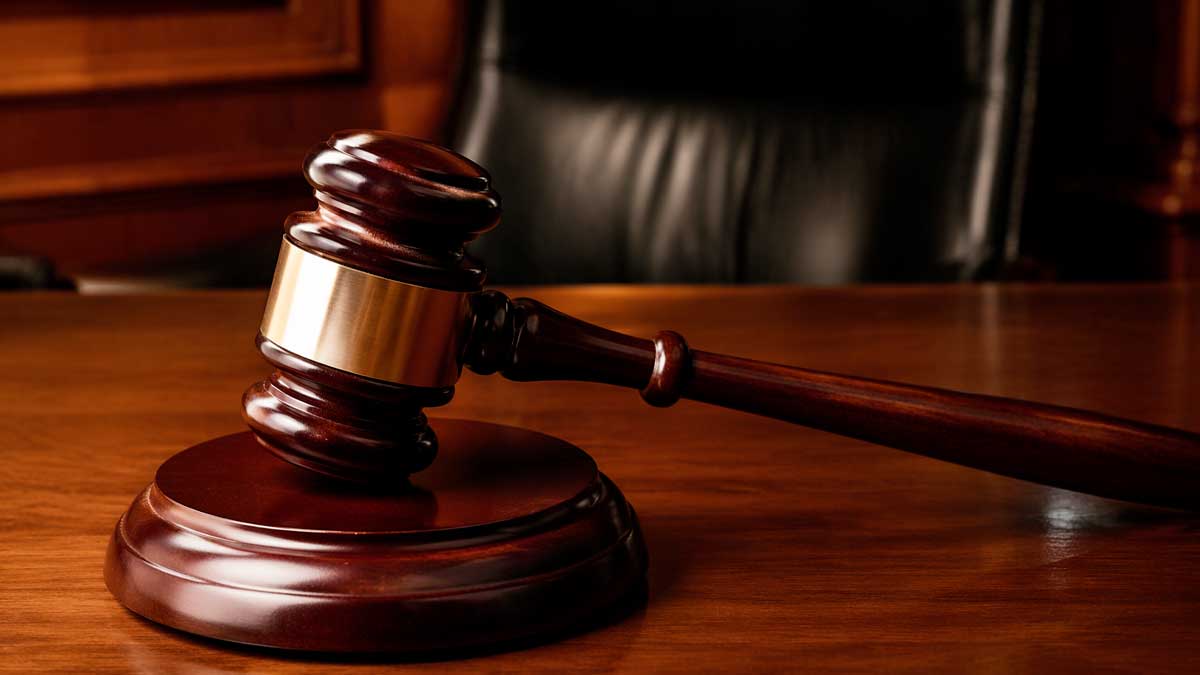 Mazo de juez sobre mesa simbolizando sentencia de incapacidad absoluta por fatiga cronica