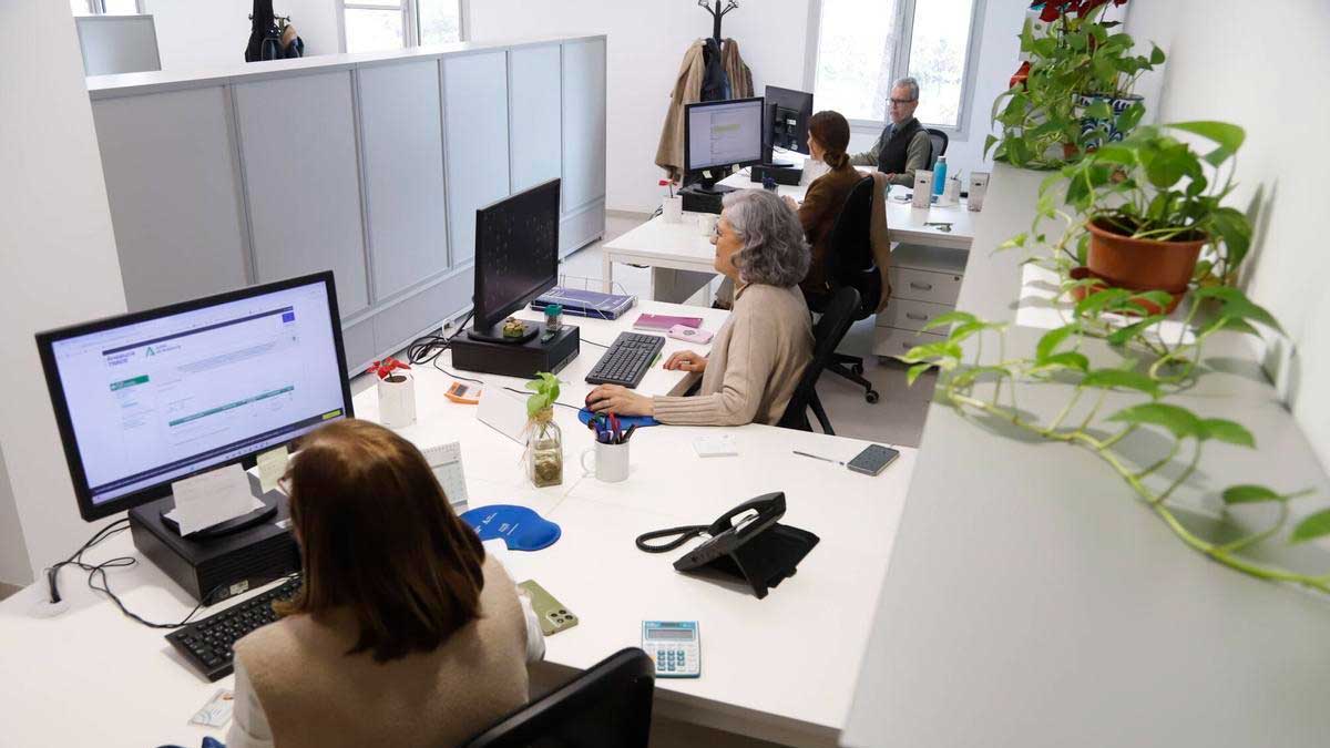 La Junta permitirá que los funcionarios andaluces teletrabajen el doble a partir de septiembre