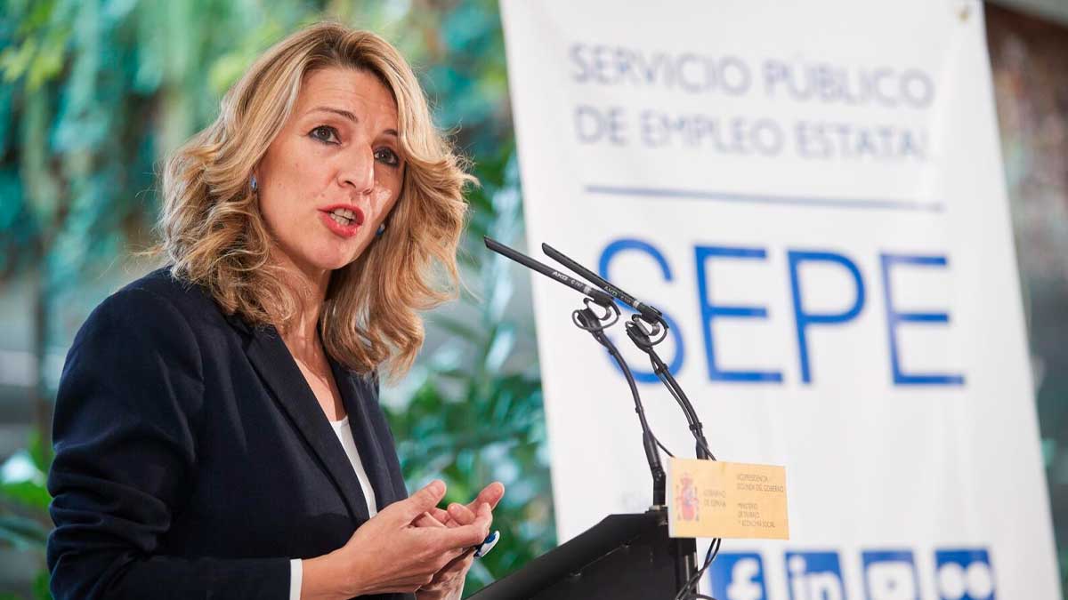 Ministra en rueda de prensa junto al SEPE explicando el nuevo límite de ingresos para subsidio en 2026
