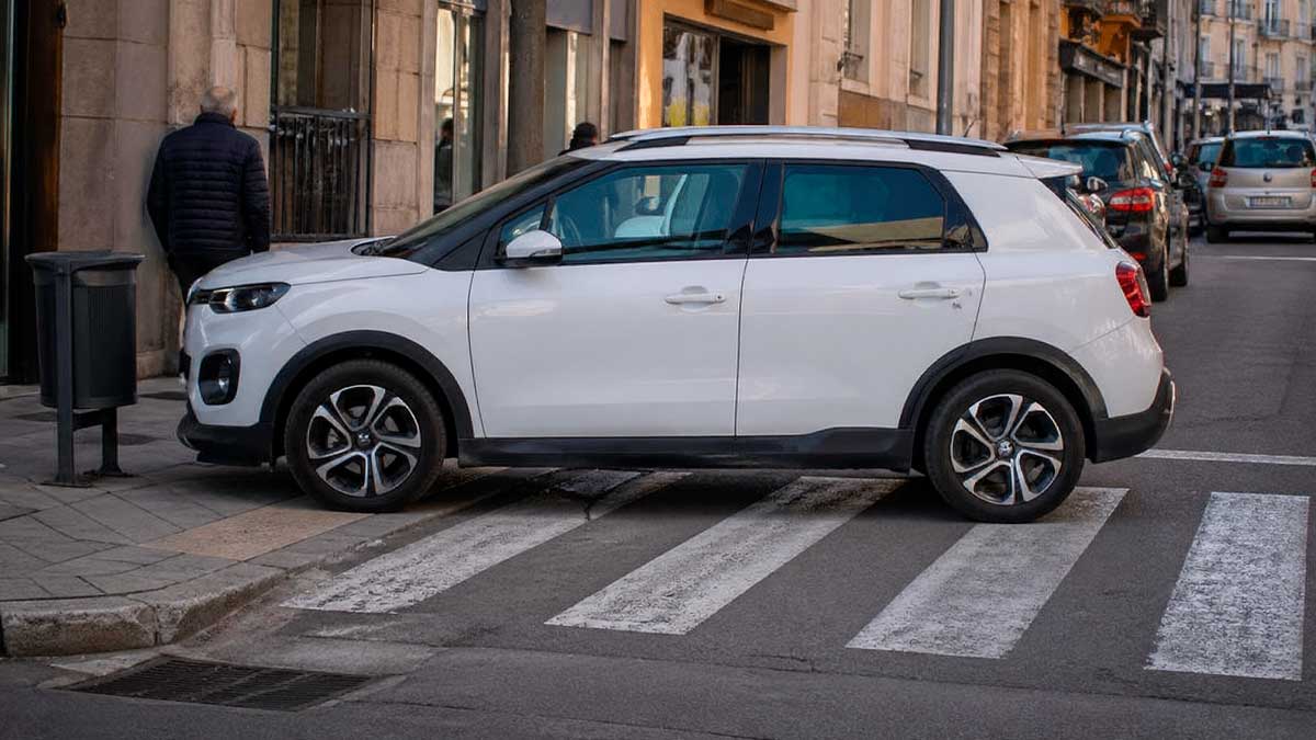 DGT advierte: 200 euros de multa por aparcar sobre estas señales horizontales