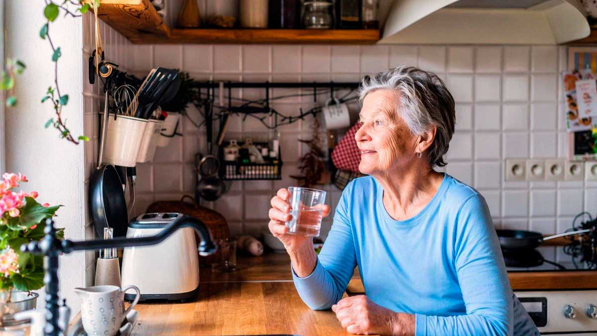 Ama de casa mayor de 65 anos en cocina pensión jubilación 2026