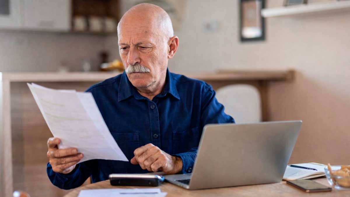 Pensionista mutualista revisando documentos para solicitar devolución renta 2025