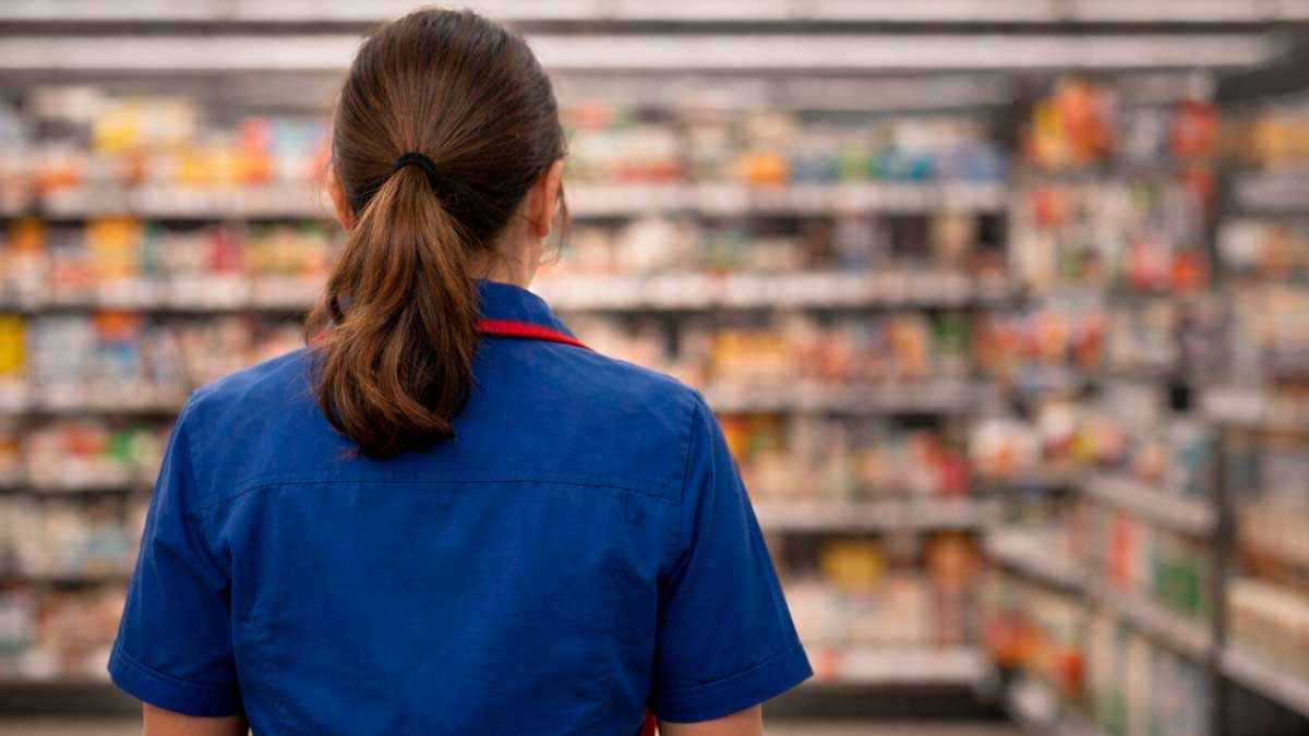 Trabajadora de supermercado de espaldas tras lograr incapacidad permanente y pensión máxima de 3.356 euros
