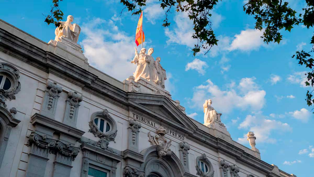 Tribunal Supremo de España edificio oficial con bandera y fachada principal
