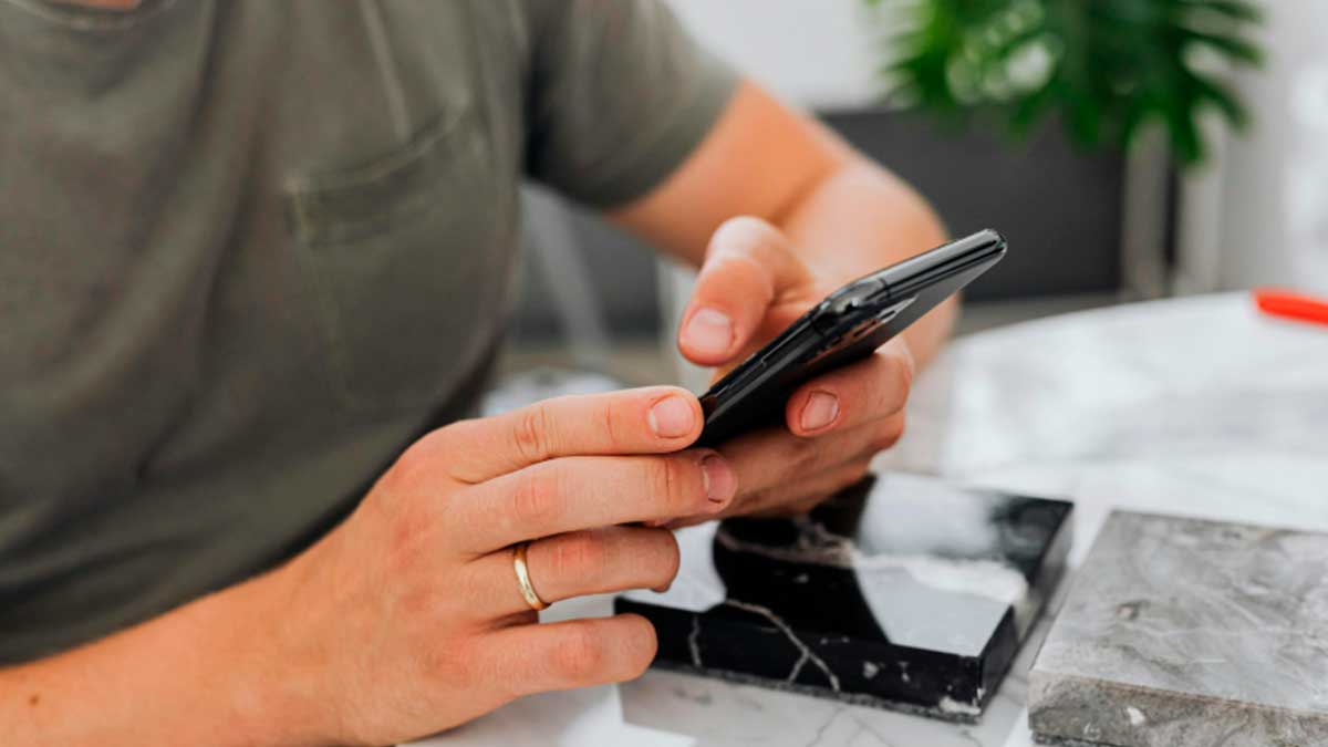 La UE obligará desde 2027 a vender móviles más duraderos en España
