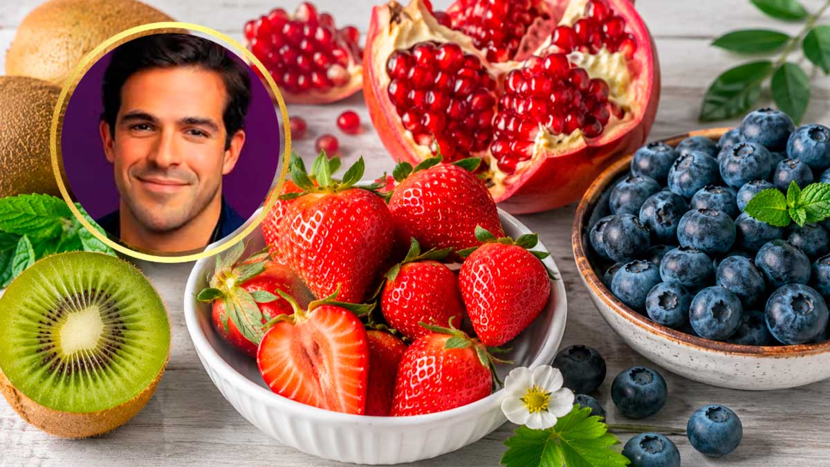 Aurelio Rojas junto a kiwi, fresas, granada y arándanos recomendados para favorecer la quema de grasa y adelgazar