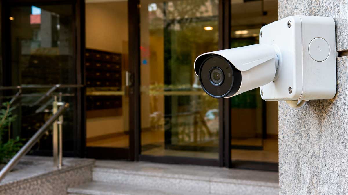 Cámara de videovigilancia instalada en la entrada de una comunidad de vecinos según la Ley de Propiedad Horizontal