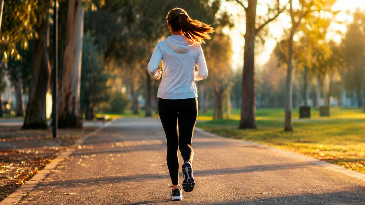 Mujer haciendo ejercicio en un parque para mejorar la salud cardiovascular