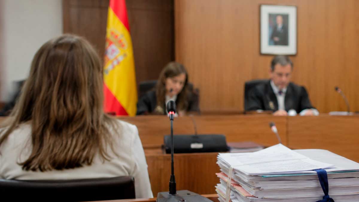 Trabajadora durante un juicio por despido disciplinario en el Tribunal Superior de Justicia de Asturias