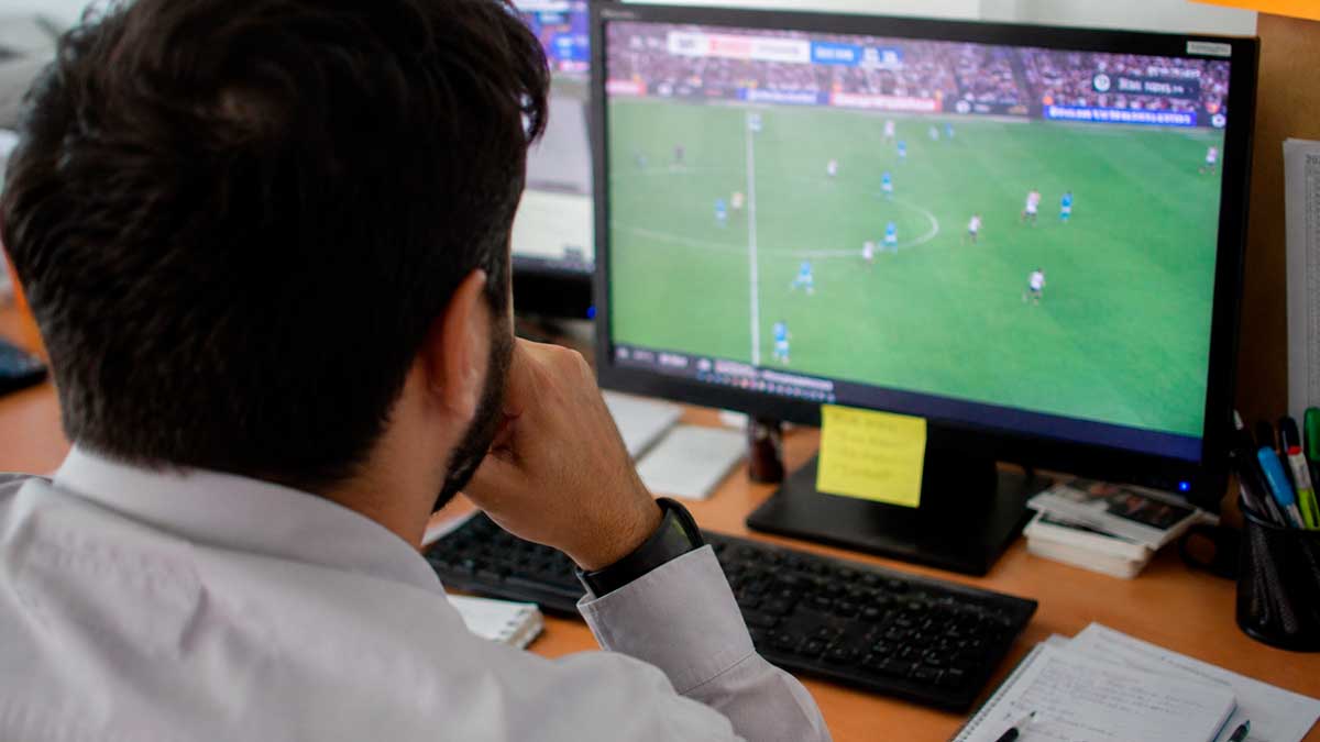 Despedido por ver fútbol y series en el trabajo: la Justicia lo declara improcedente y obliga a pagarle 39.083 euros