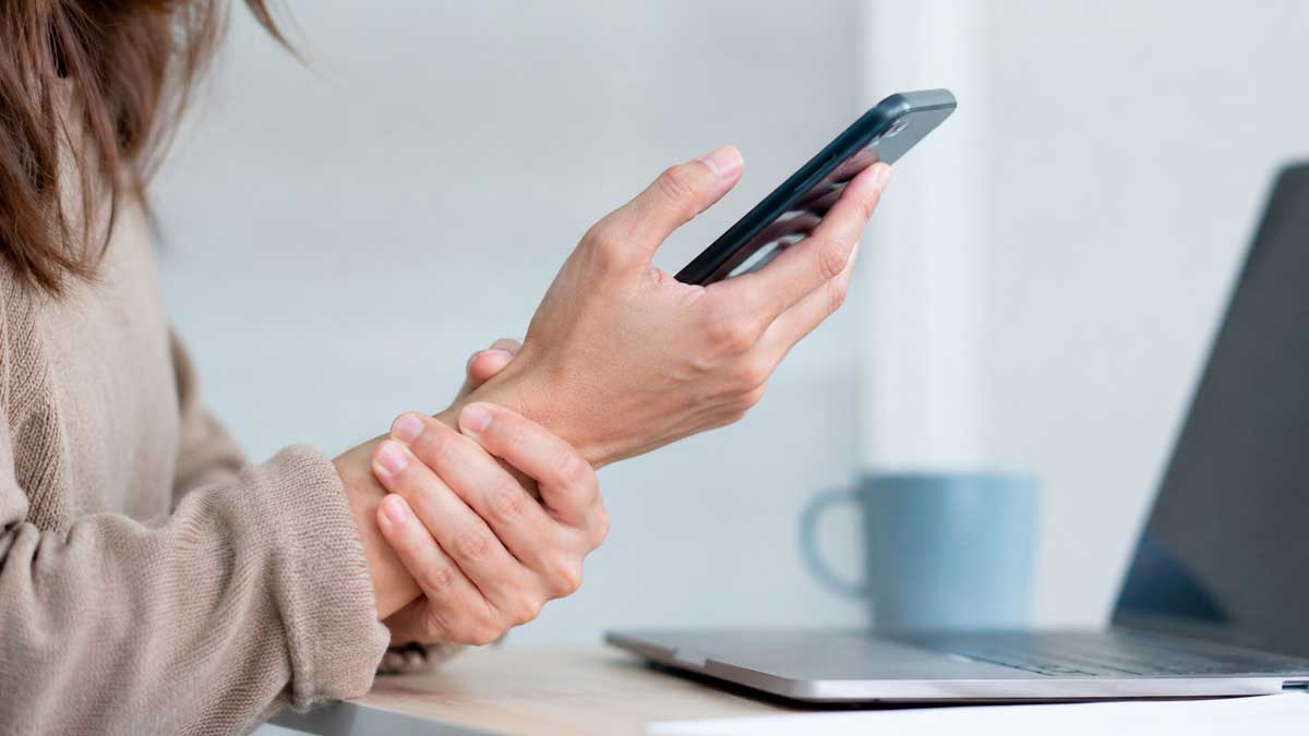 La dolencia silenciosa que crece por culpa del teléfono móvil