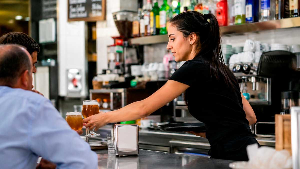 La Inspección de Trabajo multa a un bar por tener a una camarera trabajando mientras cobraba el paro