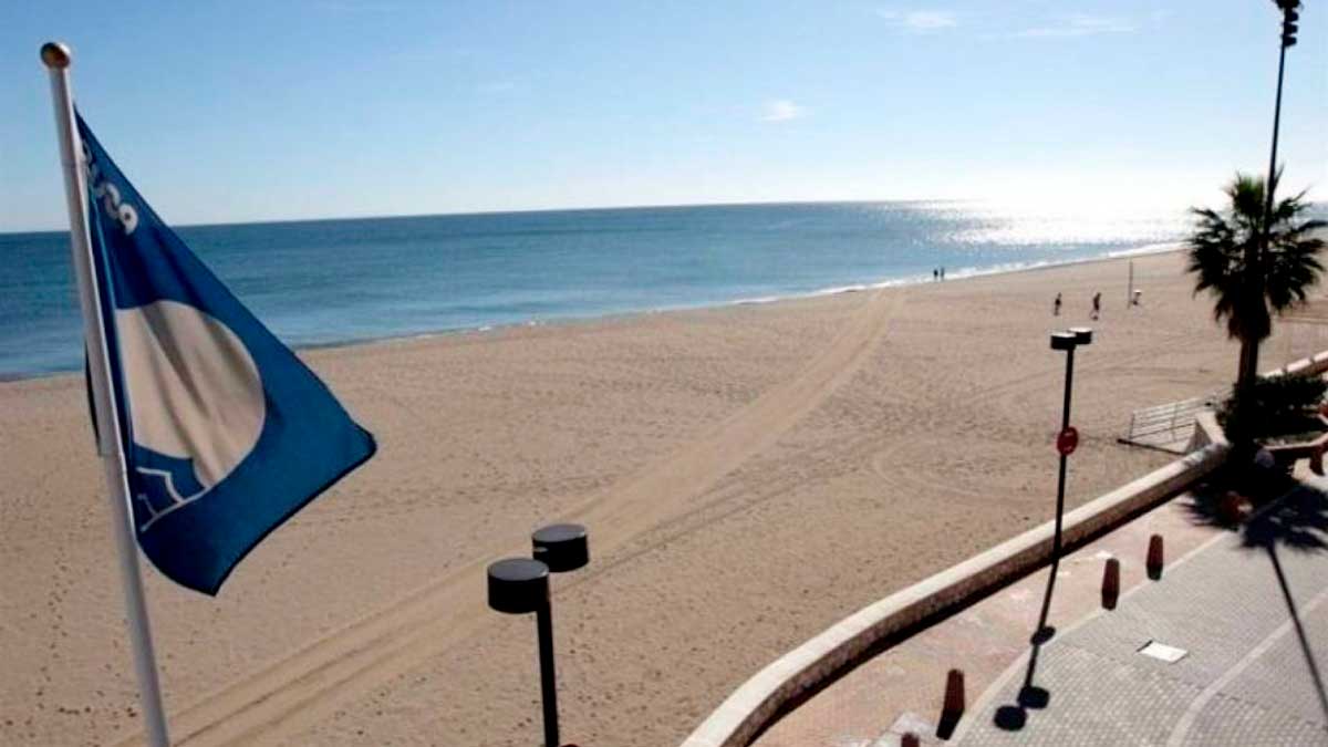 Málaga y Almería lideran con 143 distintivos el ranking de playas con bandera azul en Andalucía en 2026