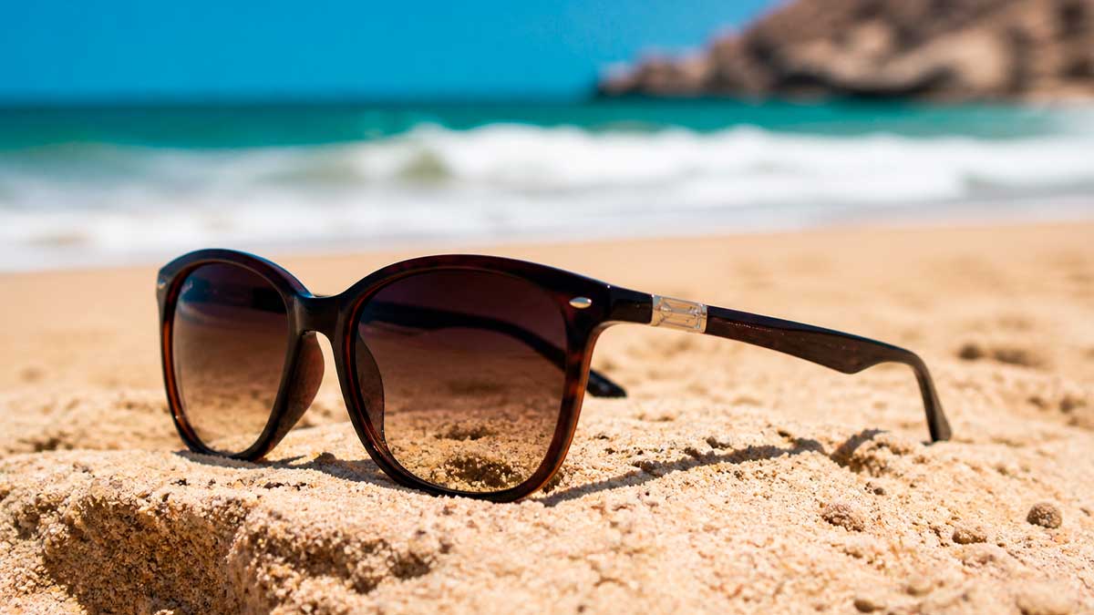 La Junta de Andalucía alerta sobre el peligro de usar gafas de sol sin homologación