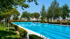 Diputación de Sevilla abre el plazo de reserva de bonos para la piscina en el Centro Blanco White para 2026
