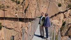 Juanma Moreno inaugura el nuevo puente colgante del Caminito del Rey en el Desfiladero de los Gaitanes