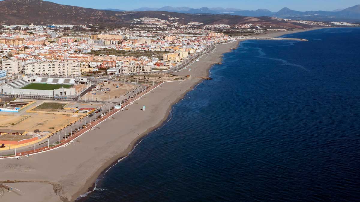 La Junta de Andalucía prohíbe el baño en las playas de La Colada y Levante por motivos sanitarios