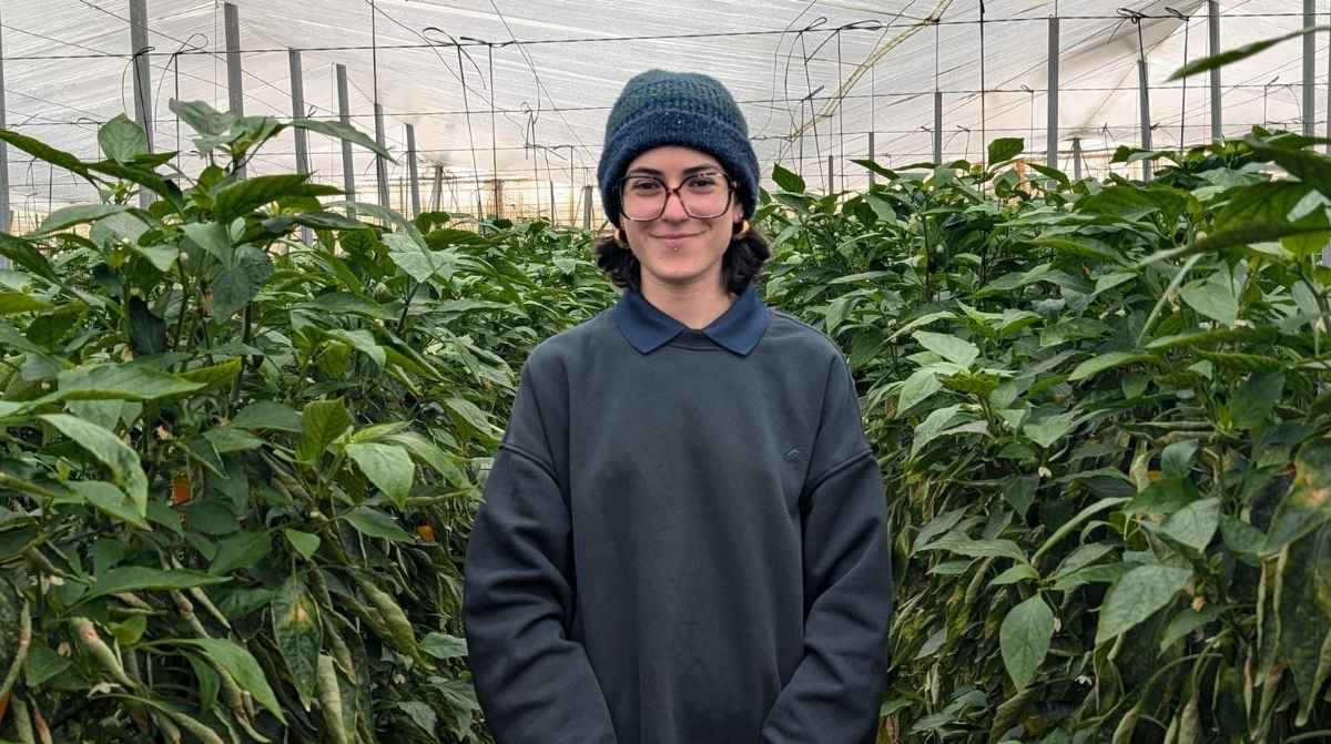 Joven agricultora en una explotación agrícola beneficiaria de las ayudas de la Junta de Andalucía para incorporarse al campo