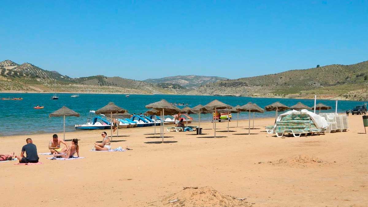 Esta emblemática playa de la Subética confirma el baño seguro rodeado de plena naturaleza