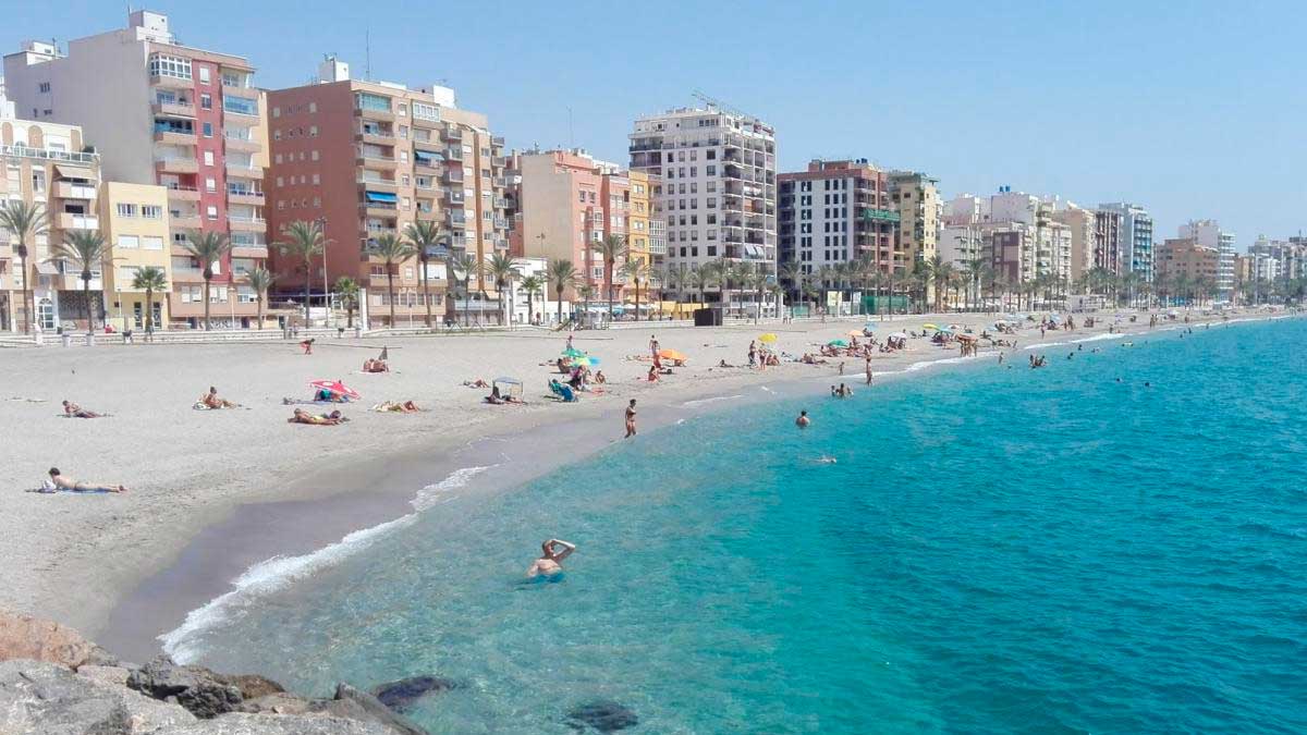 Servicios reforzados y 22 distintivos de calidad para este verano en las playas de Almería capital