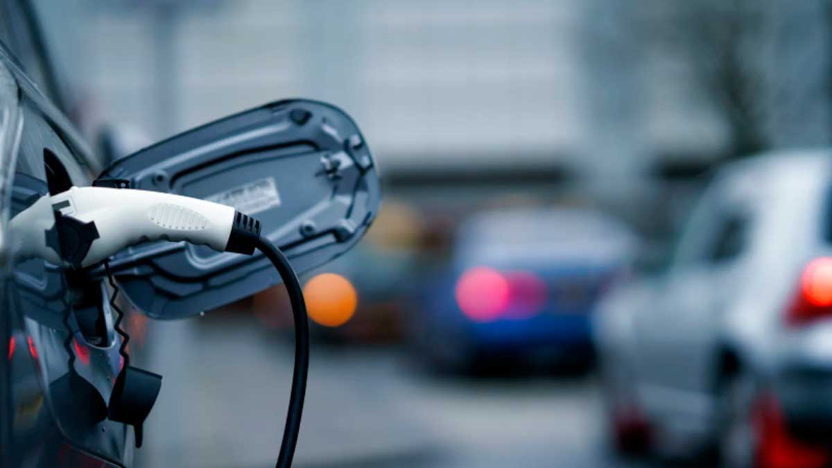 Coche eléctrico cargando batería en la calle con ayuda del Plan Auto+