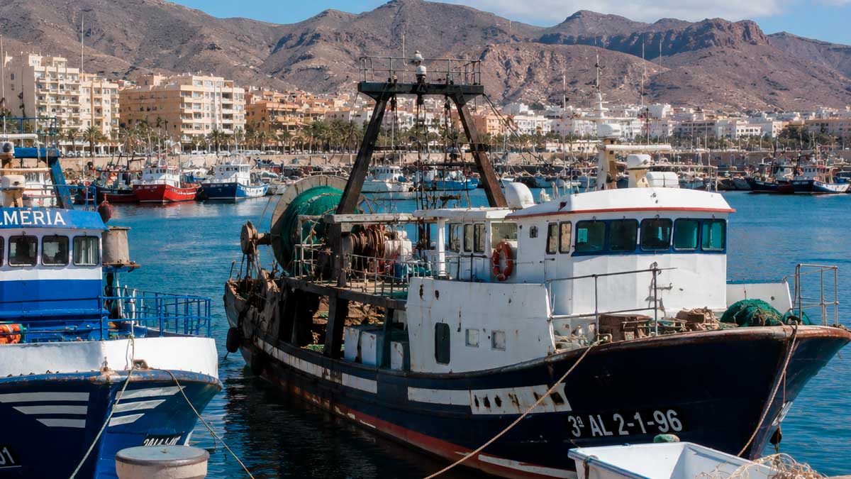 Barcos pesqueros atracados en el puerto de Almería durante una jornada de actividad.