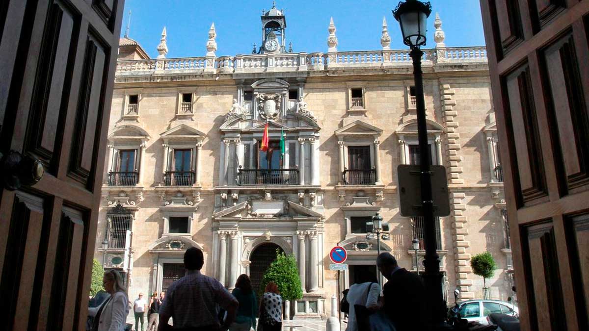 Fachada del TSJA de Andalucía para ilustrar una sentencia por abuso de temporalidad de una administrativa.