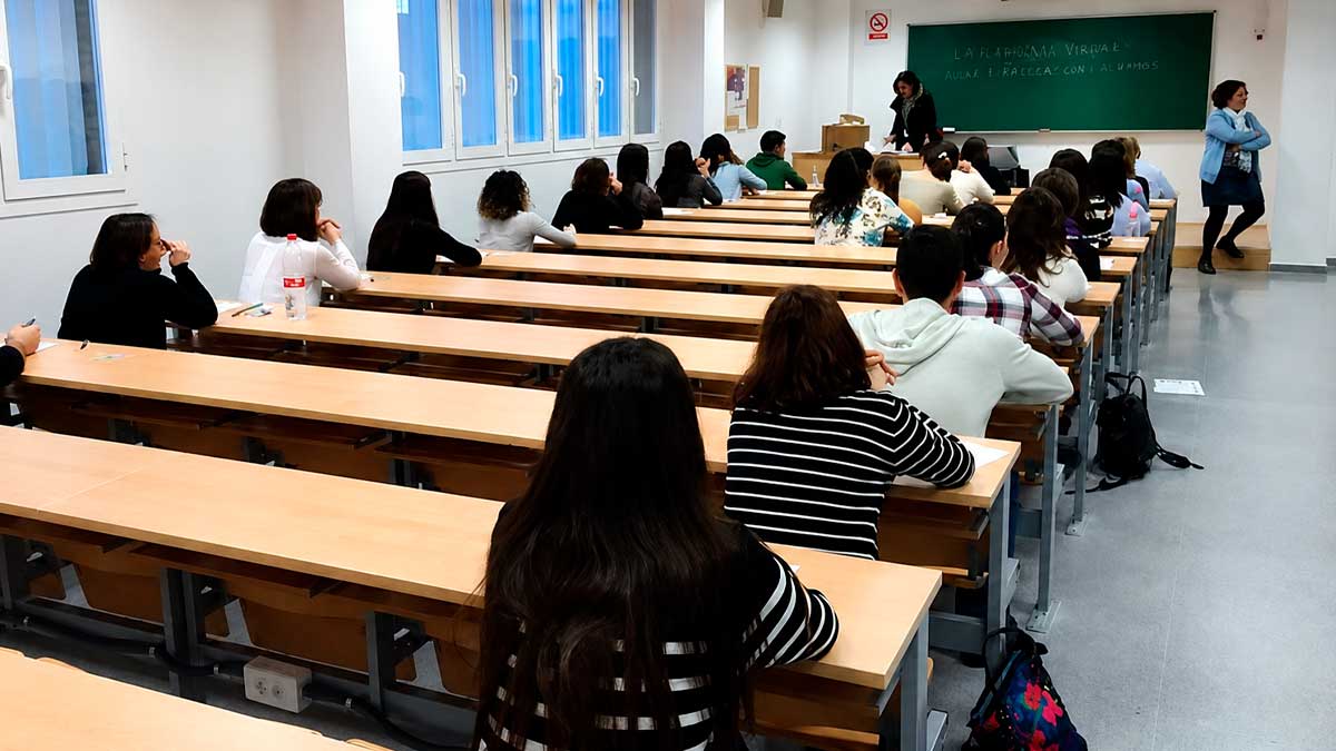 La Junta bonifica el 99% de la matrícula universitaria en Andalucía y un curso de 60 créditos puede costar 7,5 euros