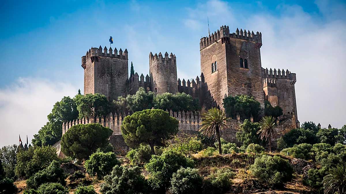 Castillo de Almodóvar del Río sobre una colina en Córdoba