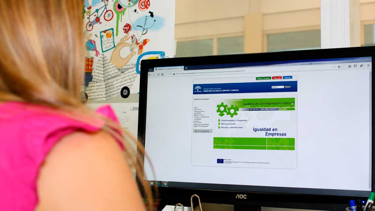 Mujer inscribiéndose en cursos de igualdad laboral en Andalucía desde su ordenador