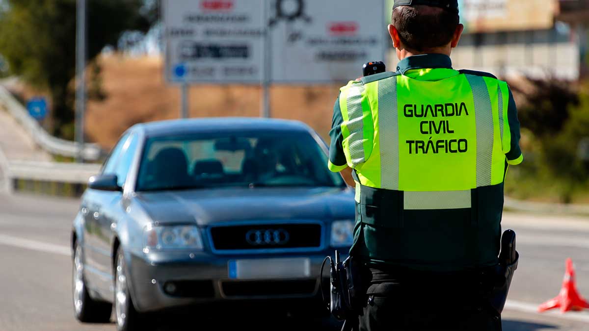 Agente de la Guardia Civil de Tráfico durante un control de velocidad en una carretera de Andalucía.