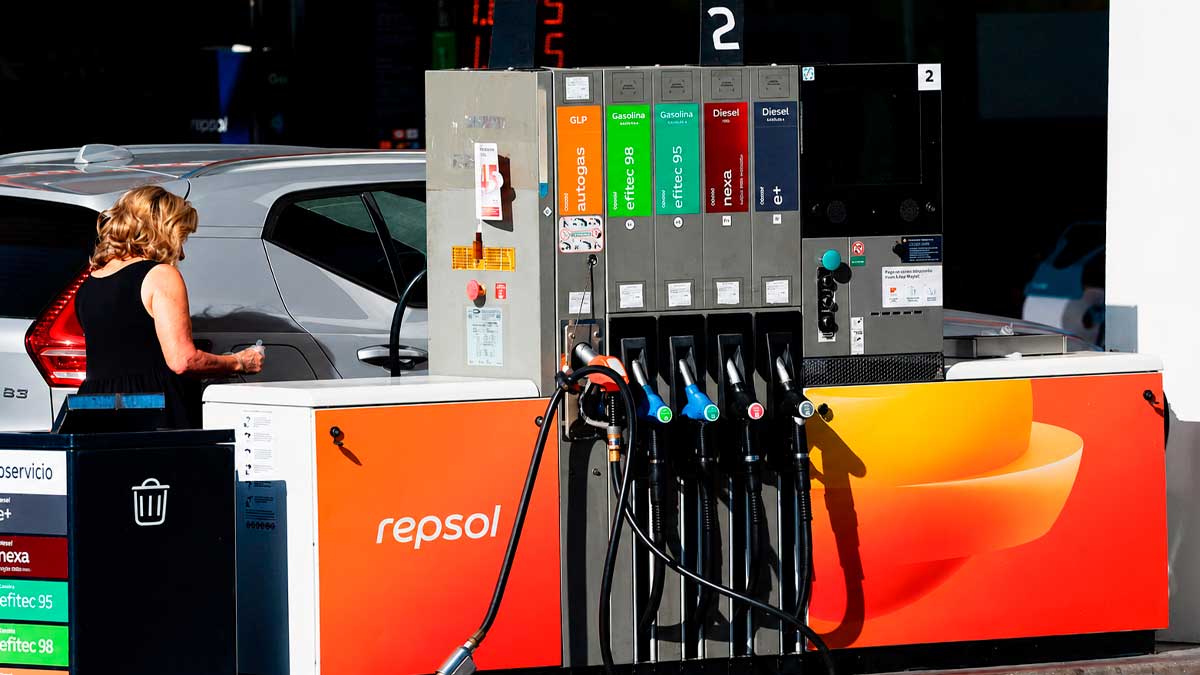 Conductor repostando combustible en una gasolinera durante la subida del IPC de agosto de 2026.