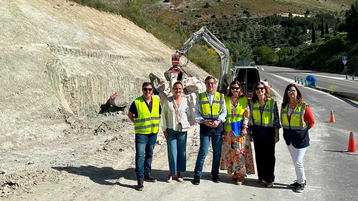 Visita a las obras de reparación de la A-6050 a su paso por Jabalcuz, en Jaén.