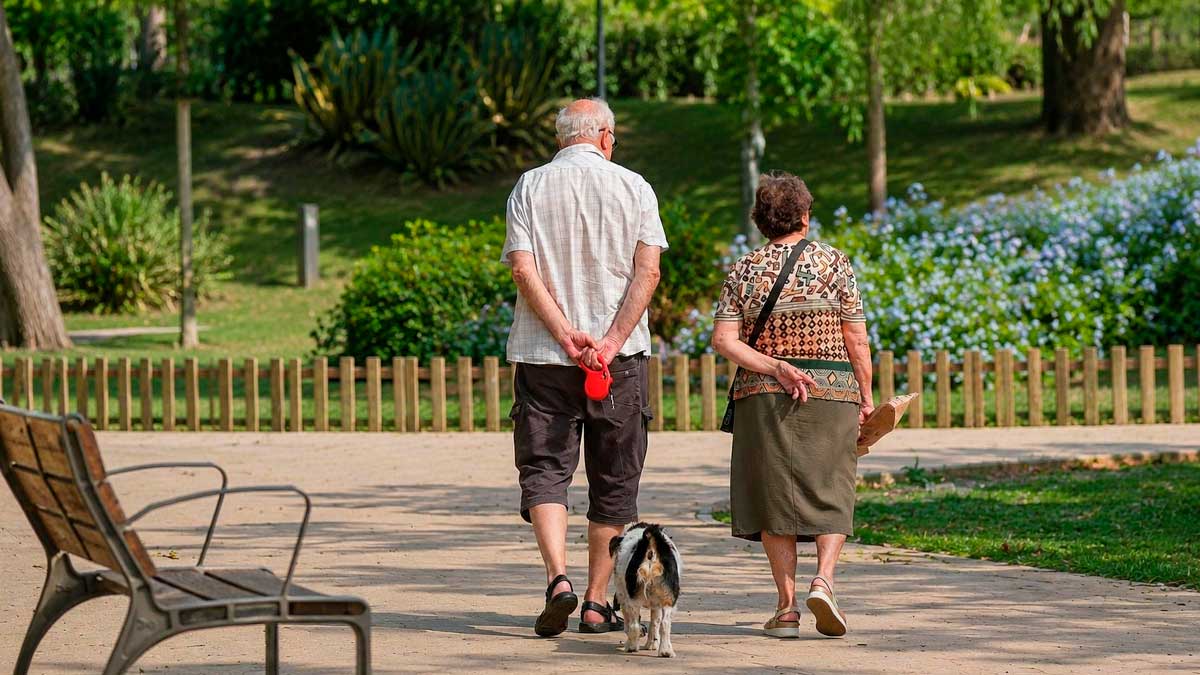Personas mayores caminando en Andalucía para ilustrar la pensión media de jubilación en agosto de 2026.