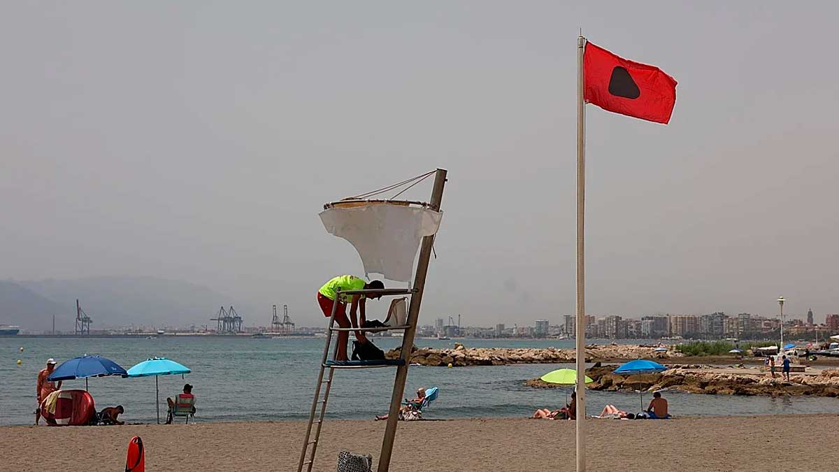 Cuatro playas de Málaga siguen cerradas por vertidos fecales y solo dos reabren hoy