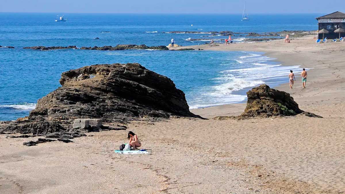 Playa con Bandera Azul en Andalucía con poca gente y aguas cristalinas