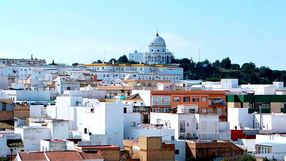 La población de Chiclana supera a Granada y Jerez en verano, alcanzando un récord histórico