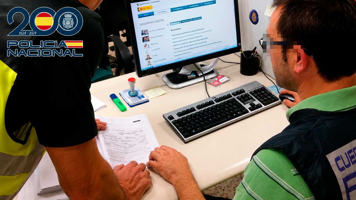 Agentes de la Policía Nacional revisan documentación durante la investigación sobre falsos empadronamientos en Granada.